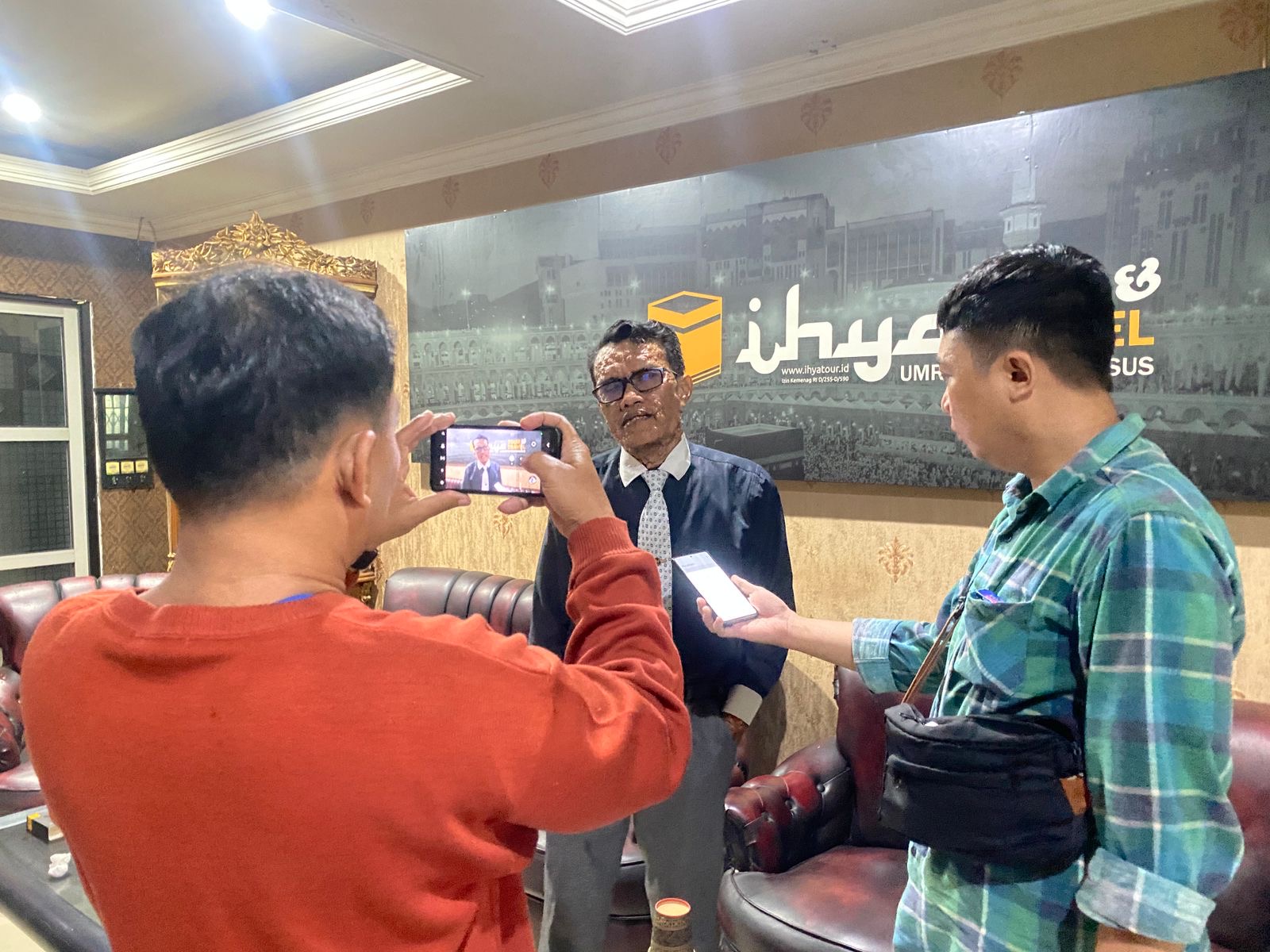 KETERANGAN : Kuasa hukum PT Ihya Tour, Eko M Silalahi, memberikan keterangan kepada awak media usai sidang lanjutan kasus Ihyatour di Pontianak.