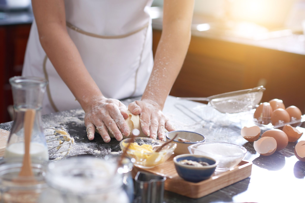 Ilustrasi proses baking, seorang pemula sedang menyiapkan adonan kue di dapur.