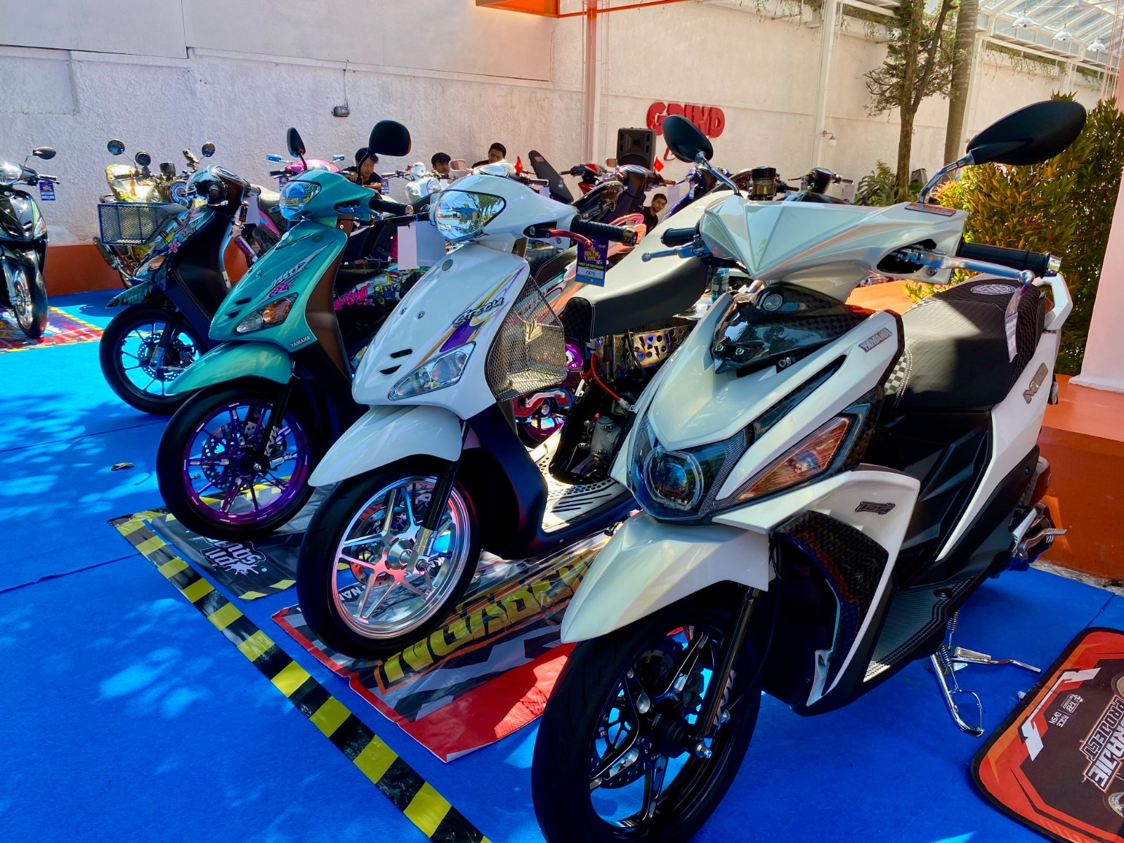 Deretan motor modifikasi tampil memukau di ajang CustoMAXi Yamaha Makassar 2025, memamerkan kreativitas para modifikator.