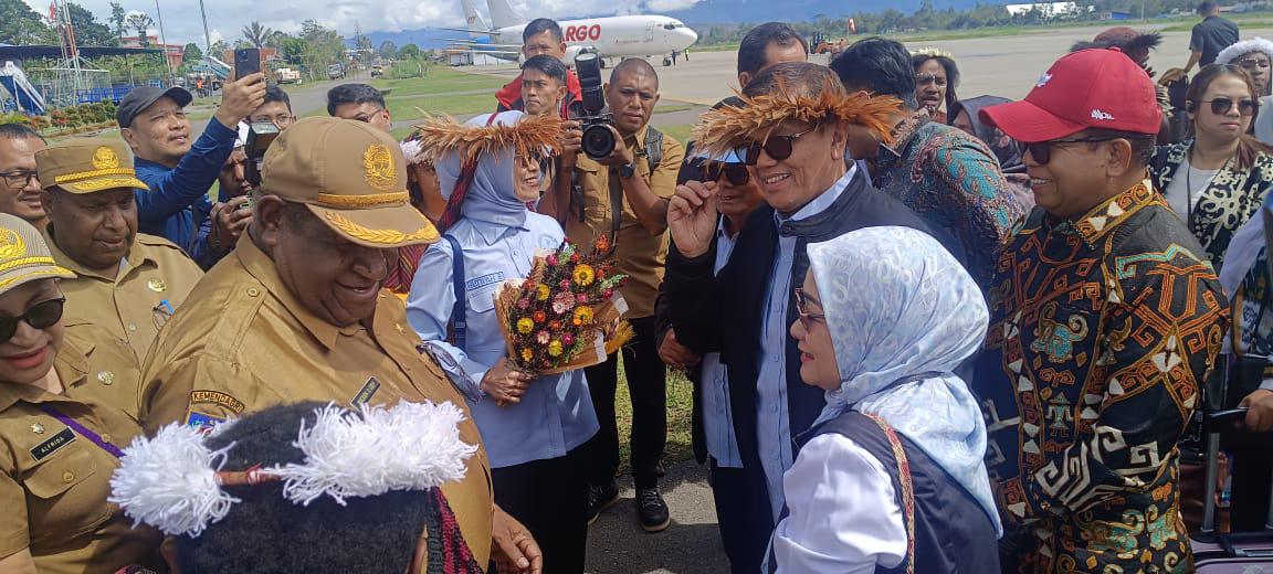 Rombongan Komisi X DPR RI disambut hangat oleh Penjabat Sekda Papua Pegunungan dan jajaran Forkopimda setibanya di Bandara Wamena, Senin (6/10/2025).