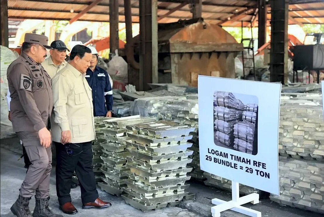 BARANG RAMPASAN: Presiden Prabowo Subianto meninjau barang rampasan negara di PT Tinindo Internusa, kemarin.