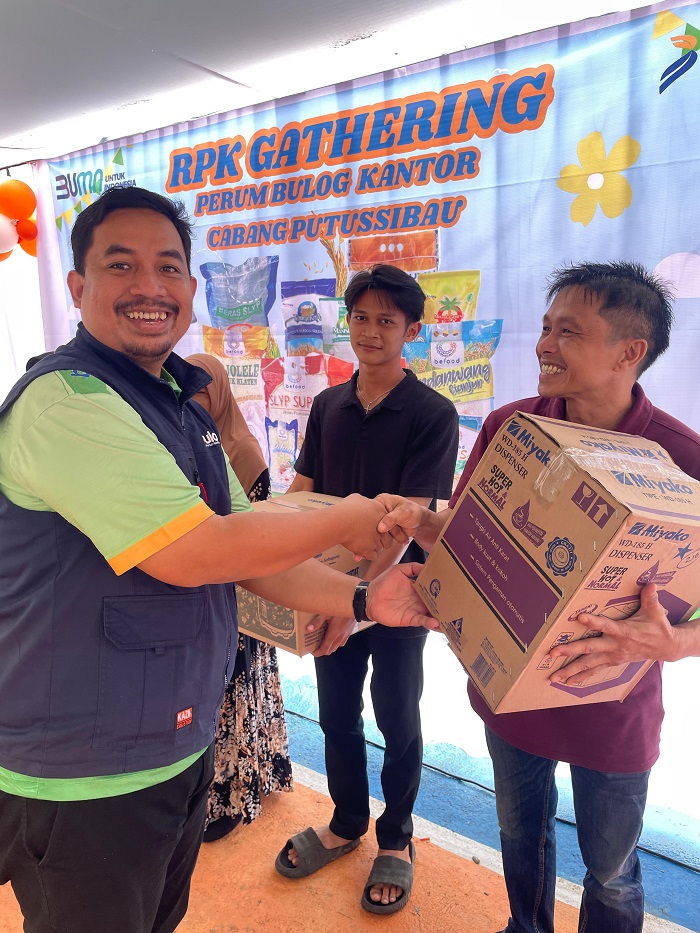 PENGHARGAAN : Kepala Bulog Putussibau saat memberikan penghargaan kepada mitra binaan mereka.