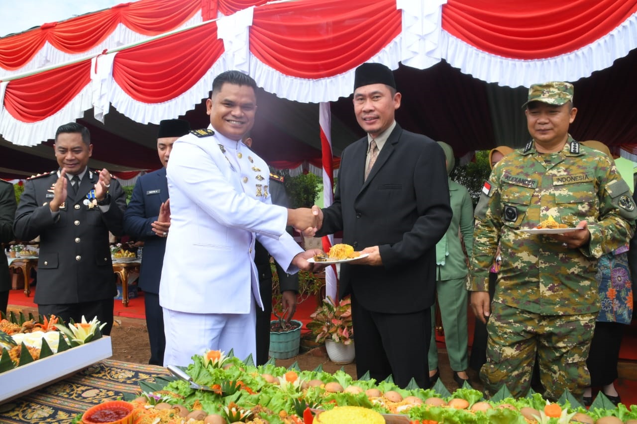 HUT: Sekretaris Daerah Kabupaten Kayong Utara, Erwin Sudrajat, bersama Kapolres Kayong utara, AKBP Adi Prabowo, dan prajurit TNI mengikuti kegiatan hiburan bersama usai upacara peringatan HUT ke-80 TN