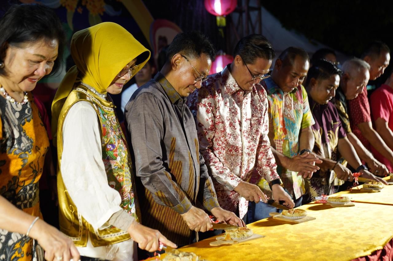 TRADISI: Wali Kota Pontianak Edi Rusdi Kamtono memotong kue bulan saat Festival Kue Bulan 2025 di Taman Alun Kapuas, Senin (6/10) malam.