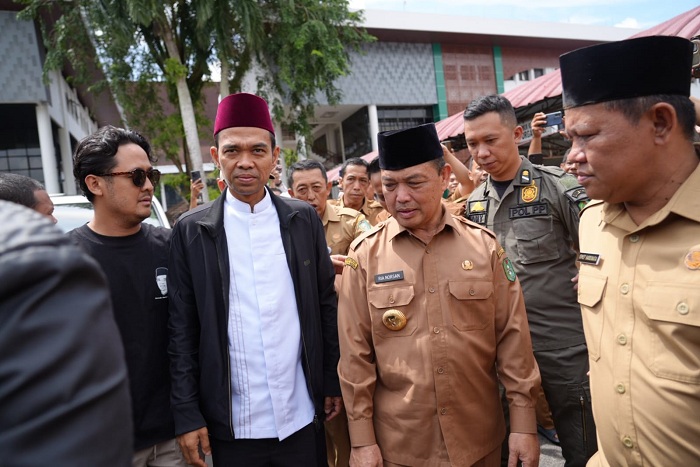 HADIR : Gubenur Kalimantan Barat Ria Norsan mendampingi Ustadz Abdul Somad yang hadir di Maulid Nabi di Masjid An-Naim.