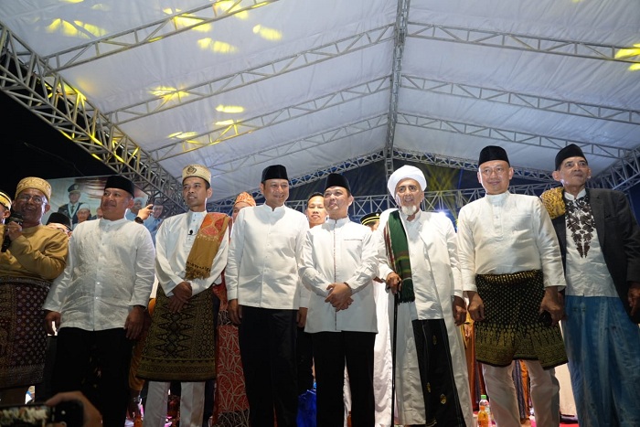 MAULID : Gubenur Kalbar Ria Norsan mendampingi Ustad Abdul Somad yang hadir di Maulid Akbar.