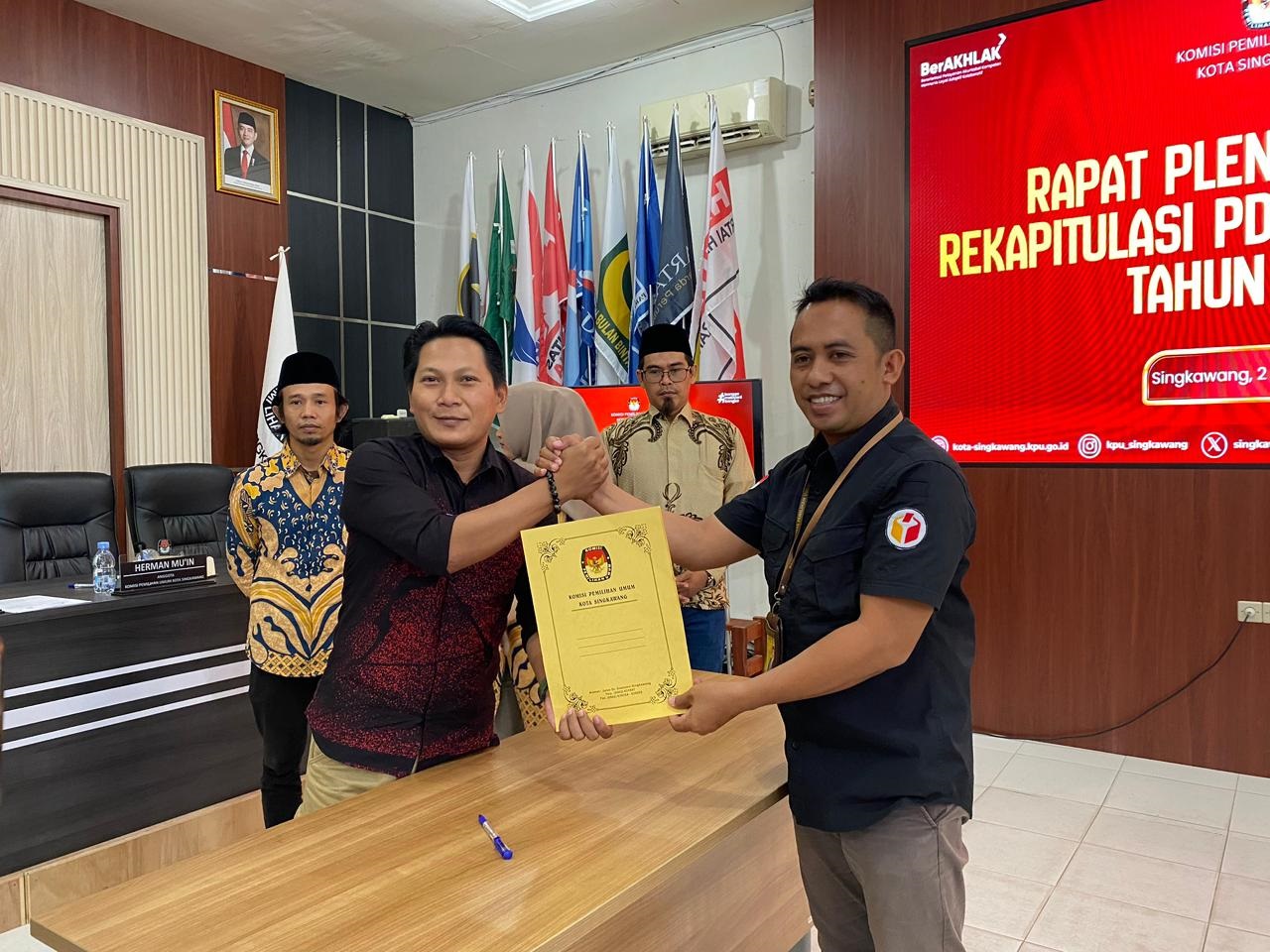 PDPB  : Umar Faruk selaku Anggota Bawaslu Kota Singkawang saat menghadiri Rapat Pleno Terbuka Rekapitulasi Pemutakhiran Data Pemilih Berkelanjutan (PDPB) Triwulan III Tahun 2025 bertempat di Aula Kant