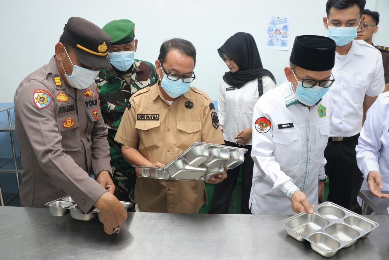 Launching MBG di Dapur Satuan Layanan Pemenuhan Gizi MIN Singkawang, Jalan Marhaban, Kelurahan Sedau, Senin (6/10).