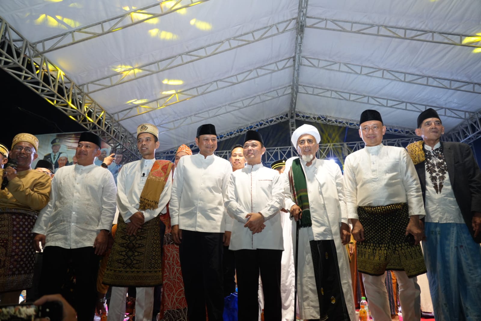 Gubenur Kalbar Ria Norsan mendampingi Ustad Abdul Somad yang hadir di Maulid Akbar.