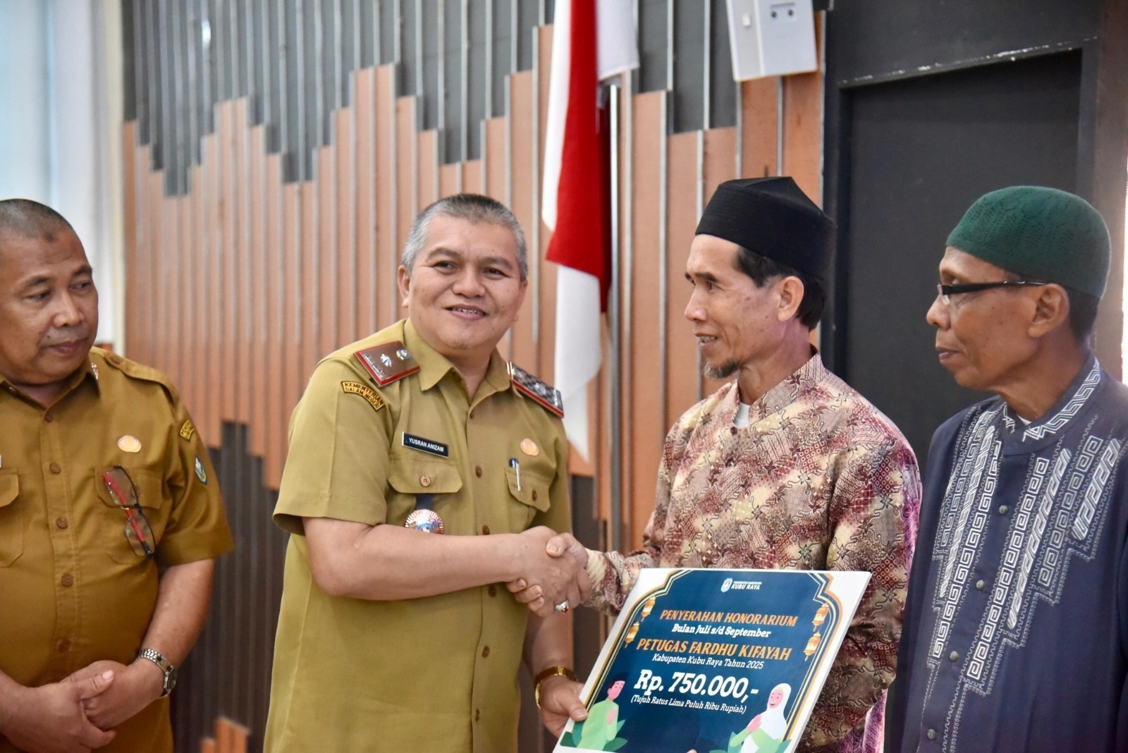 SERAHKAN: Sekda Kubu Raya Yusran Anizam, menyerahkan secara simbolis honorarium bagi guru ngaji dan petugas fardhu kifayah, sekaligus klaim JKM bagi peserta BPJS Ketenagakerjaan.