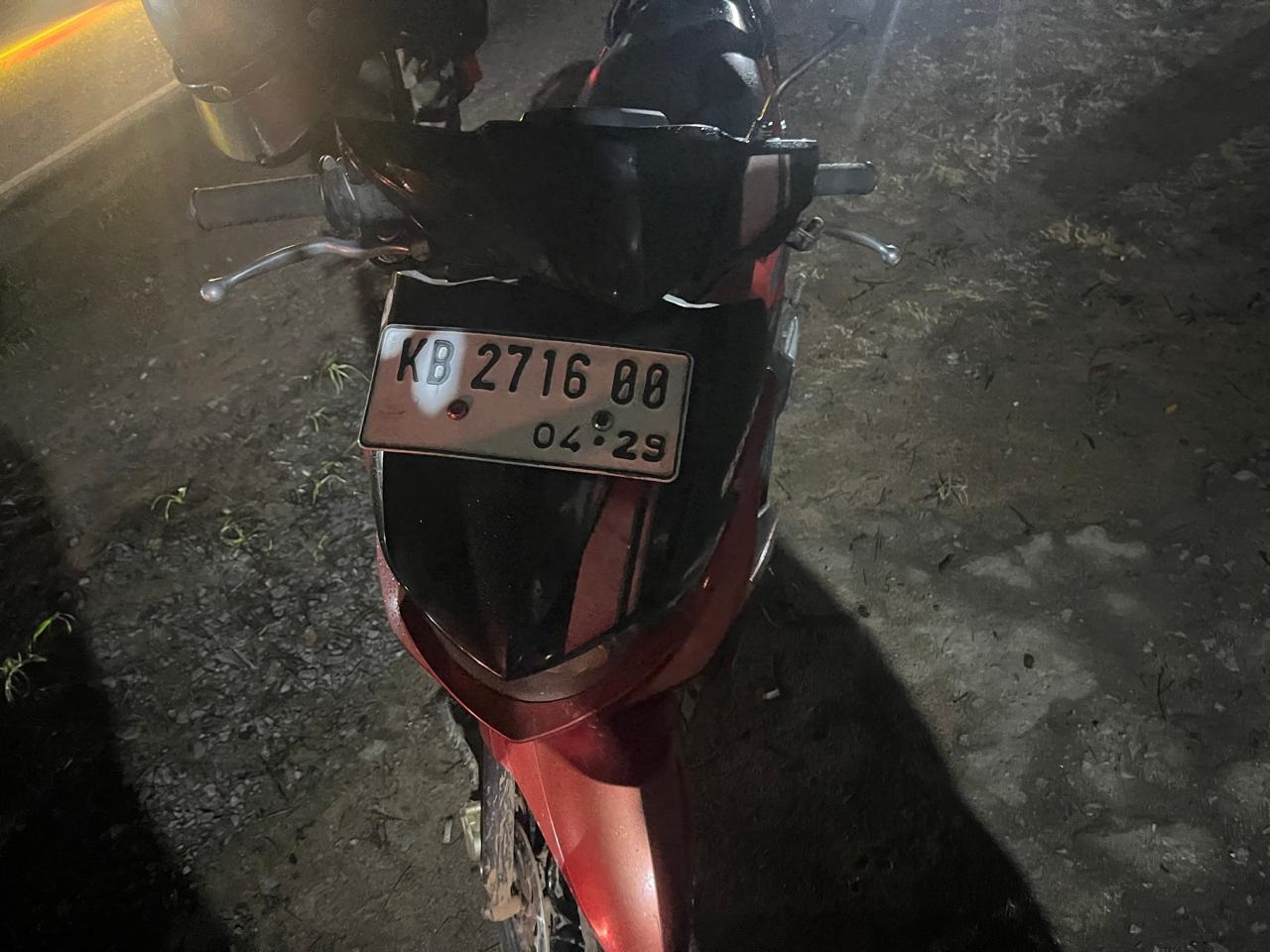 MOTOR KORBAN: Kendaraan korban yang tewas akibat tersenggol truk trailer, Minggu dini hari (5/10), di Jalan Raya Trans Kalimantan.