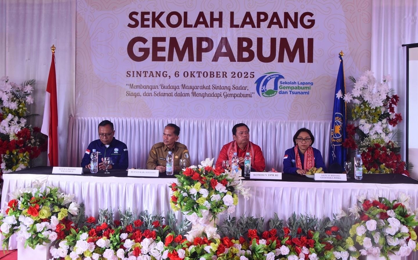BUKA KEGIATAN: Bupati Sintang Gregorius Herkulanus Bala bersama Ketua Komisi V DPR RI Lasarus membuka kegiatan Sekolah Lapang Gempa Bumi di Balai Desa Merpak, Kecamatan Kelam Permai, Senin (6/10).