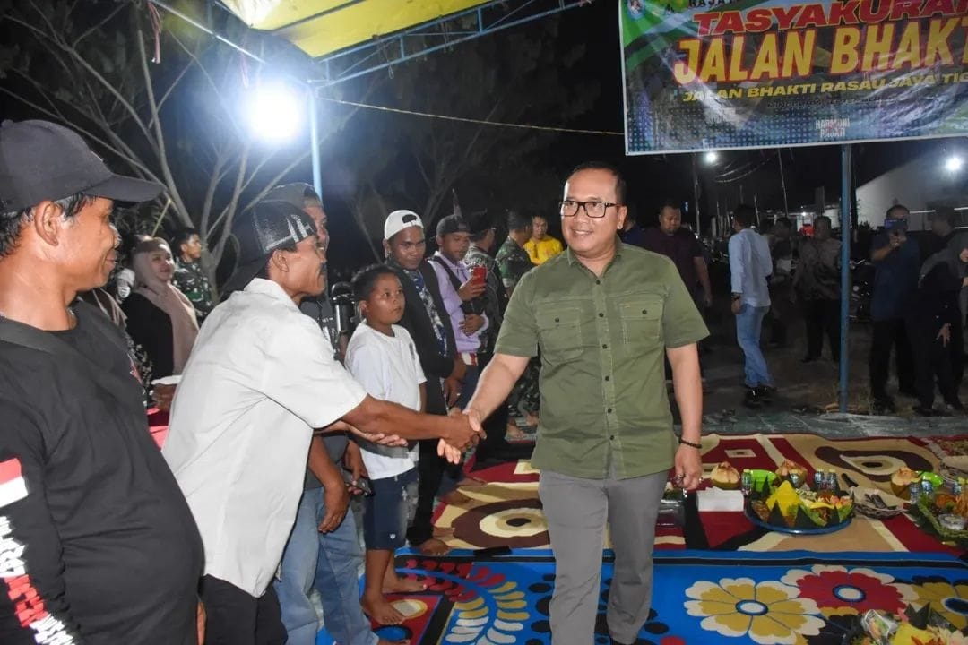 SYUKURAN: Bupati Kubu Raya Sujiwo menghadiri tasyakuran rampungnya pembangunan Jalan Bakti di Desa Rasau Jaya 3, Kecamatan Rasau Jaya, Minggu malam (5/10.
