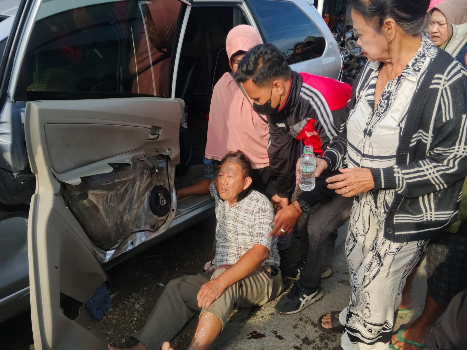 KECELAKAAN: Korban laka lantas akibat ban mobil pecah.