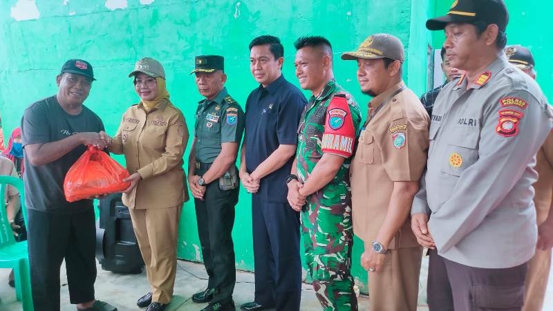 SEMBAKO: Bupati Erlina menyerahkan paket sembako dalam kegiatan baksos HUT ke 80 TNI.