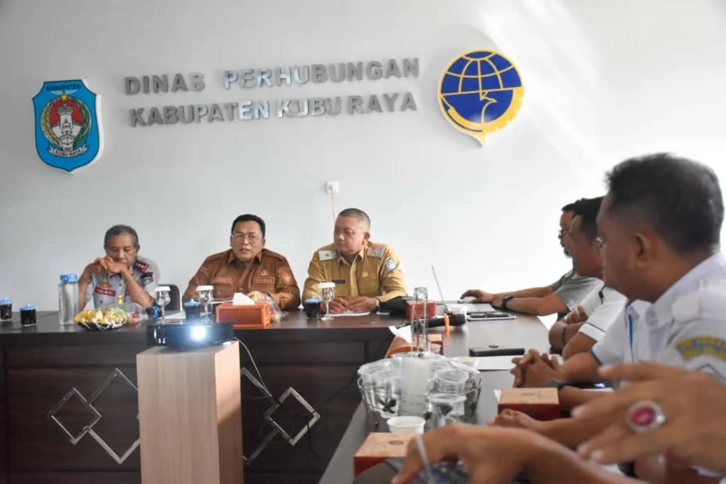 PIMPIN RAPAT: Wakil Bupati Kubu Raya Sukiryanto memimpin rapat penataan parkir truk dan kontainer di Kantor Dinas Perhubungan Kubu Raya.