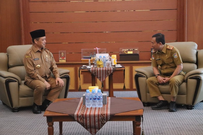 TERIMA KUNJUNGAN: Gubernur Kalbar Ria Norsan menerima kunjungan Direktur IPDN Kalbar Dr. Maris Gunawan Rukmana di Ruang Kerja Gubernur, membahas dukungan air bersih untuk kampus.