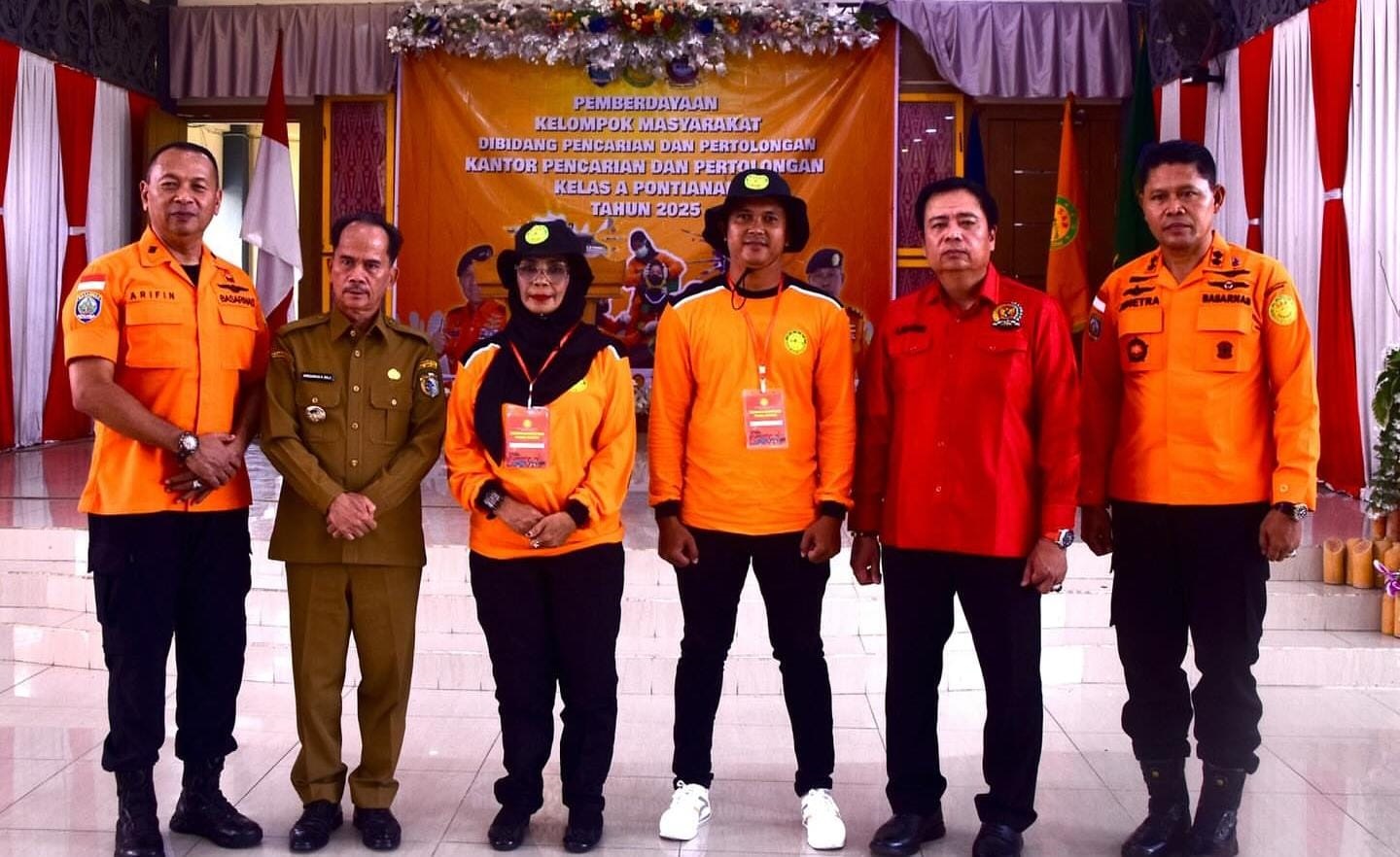 DIABADIKAN: Ketua Komisi V DPR RI, Lasarus berfoto bersama para peserta pelatihan mitigasi dan pertolongan pertama bagi masyarakat di Pendopo Bupati Sintang.