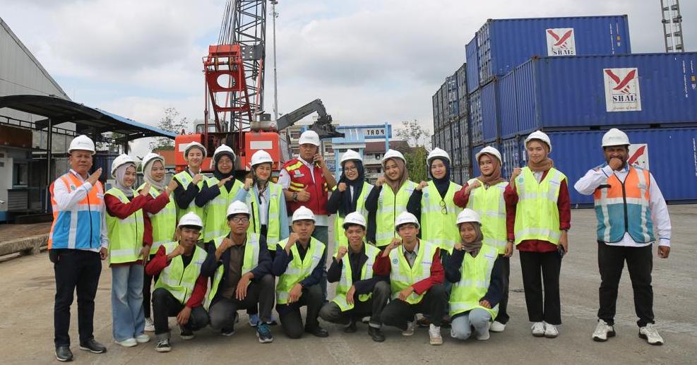MAGANG: Magang mahasiswa di program TJSL PTP Eduport.