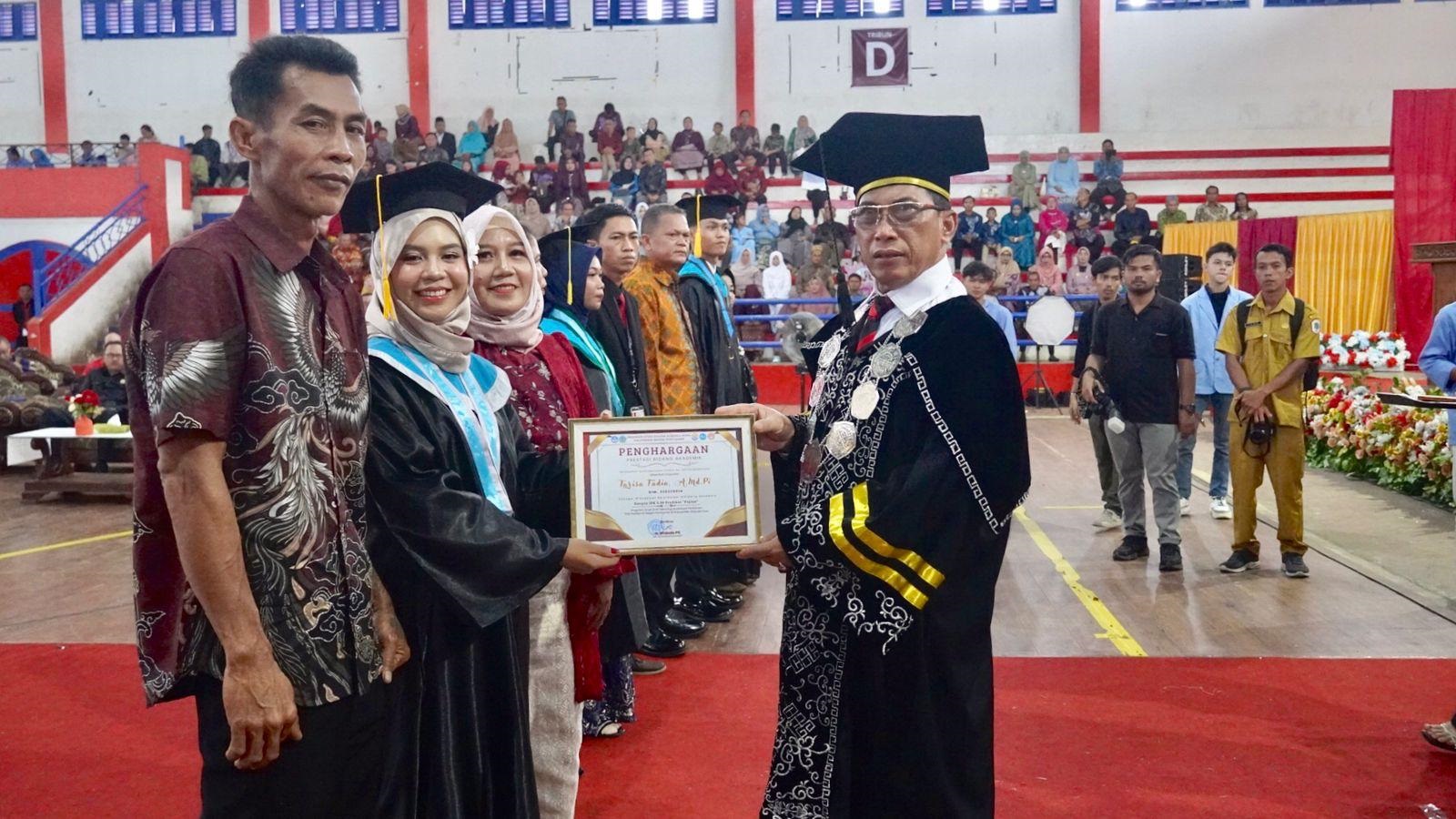 WISUDA : Wakil Bupati Kapuas Hulu, Sukardi saat menghadiri kegiatan wisuda mahasiswa dan mahasiswi PDD Polnep Putussibau.