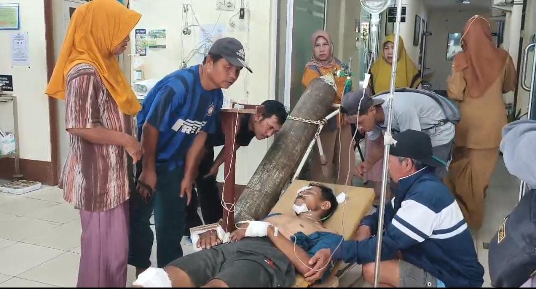 PERAWATAN : Pemberian perawatan medis pasca kecelakaan antara mobil program Makanan Bergizi Gratis (MBG) dan sebuah sepeda motor yang membawa keranjang berisi getah karet.