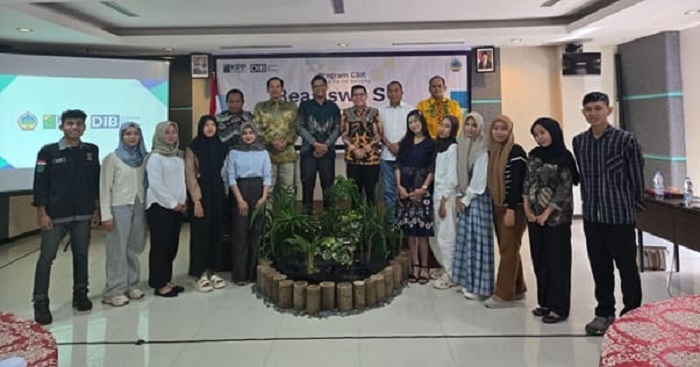 BANTUAN :&nbsp; Wakil Bupati Kayong Utara dan Perwakilan PT DIB berfoto bersama para mahasiswa asal Desa Pelapis penerima bantuan beasiswa. Sebanyak 15 mahasiswa asal Desa yang berkuliah di Kota Pontianak