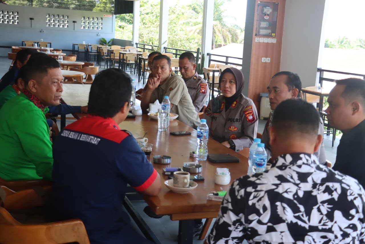 SILATURAHMI : Kapolres Landak AKBP Devi Ariantari bersama jajaran saat mengikuti silaturahmi dengan serikat buruh di wilayah Landak.