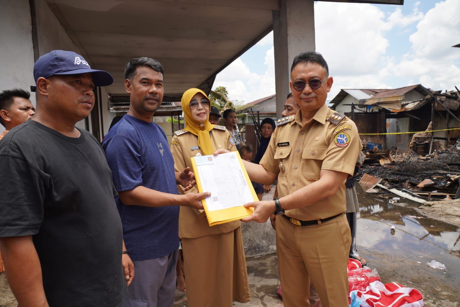 DOKUMEN KEPENDUDUKAN: Wali Kota Pontianak Edi Rusdi Kamtono didampingi Kepala Disdukcapil Kota Pontianak Erma Suryani menyerahkan secara simbolis dokumen kependudukan kepada korban kebakaran.