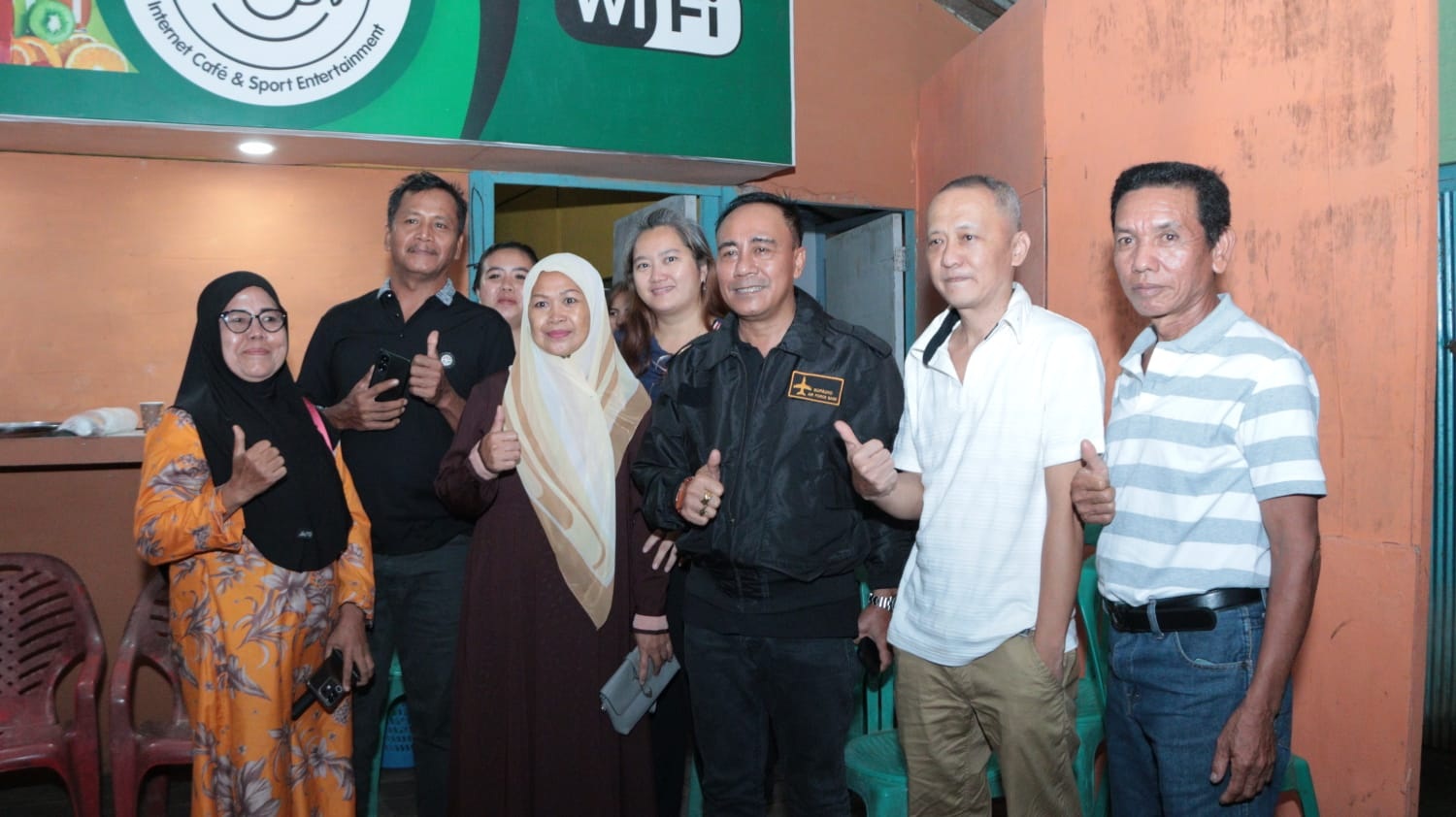 DIALOG: Wagub Kalbar, Krisantus Kurniawan, S.IP., M.Si., bersilaturahmi dan berdialog dengan para tokoh masyarakat saat kunjungan kerja di Kecamatan Nanga Tayap, Kabupaten Ketapang, Senin (6/10).