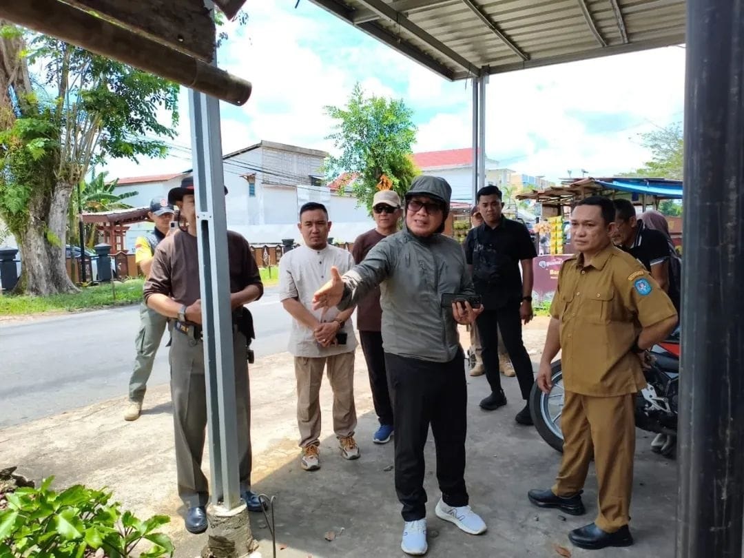 TINJAU: Bupati Kubu Raya Sujiwo meninjau kios PKL di kawasan Arang Limbung, menegaskan penataan dilakukan dengan pendekatan humanis dan pembinaan.