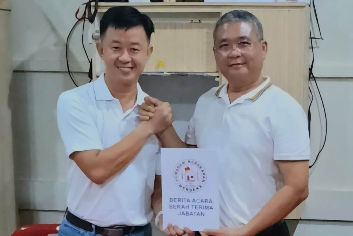 Rico (kanan) resmi sebagai Ketua Pemadam Kebakaran (PMK) Merdeka Pontianak periode VII tahun 2025&ndash;2028, Sabtu (5/10).