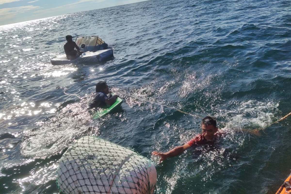 Tim Sar mengevakuasi tiga nelayan asal Ketapang yang teraombang ambing di perairan Teluk Sukadana akibat kapalnya tenggelam disapu ombak pada Selasa (7/10) pagi.
