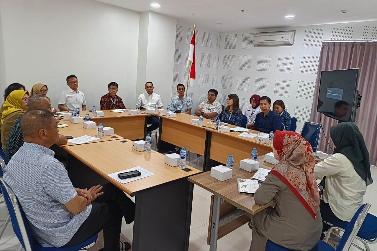 Rapat koordinasi persiapan Bakti Sosial Sunatan Massal dan Pemeriksaan Kesehatan Gratis dalam rangkat HUT Ke-254 Kota Pontianak di RS. Kharistas Bakti, Selasa (7/10/25).