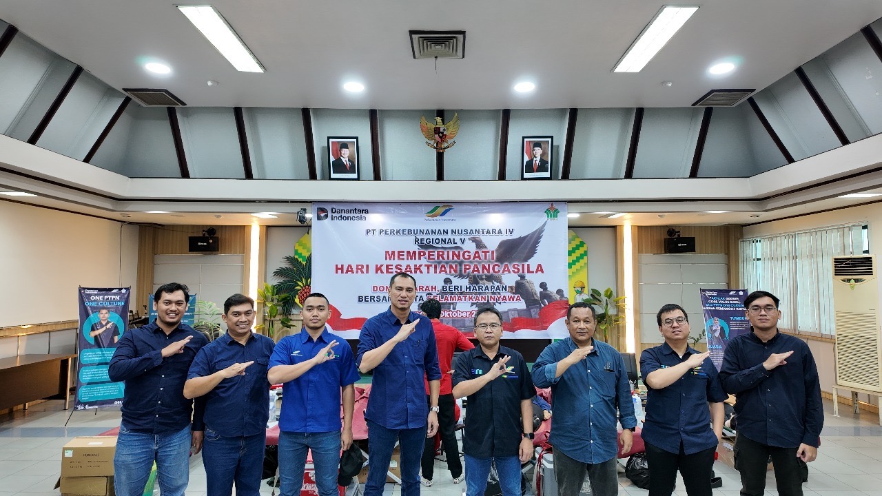 FOTO BERSAMA : Foto bersama insan PTPN IV Regional V saat peringati Hari Kesaktian Pancasila dengan upacara hingga donor darah.