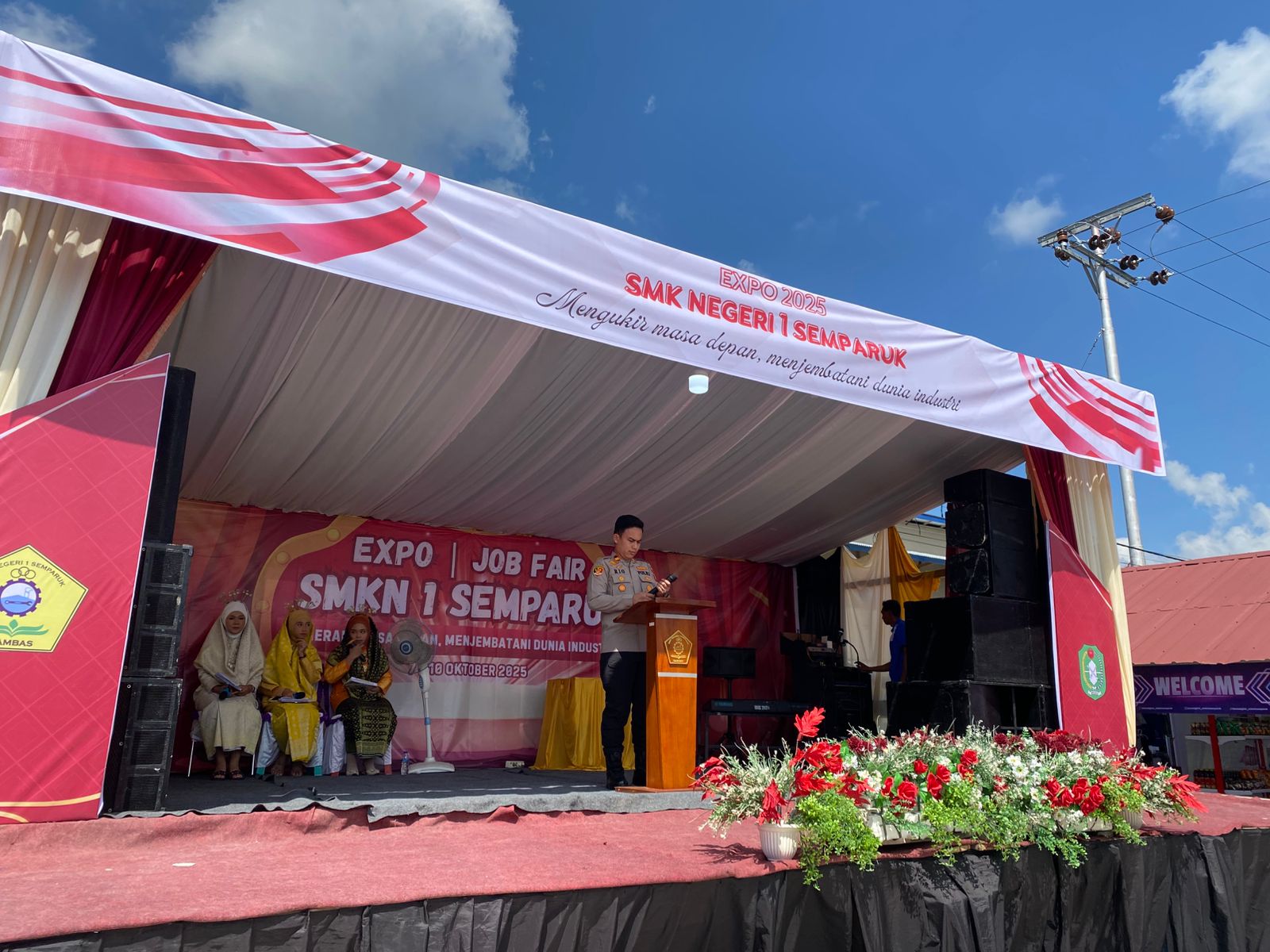 Kapolsek berikan motivasi kepada para siswa saat hadiri pelaksanaan expo di SMK N 1 Semparuk.