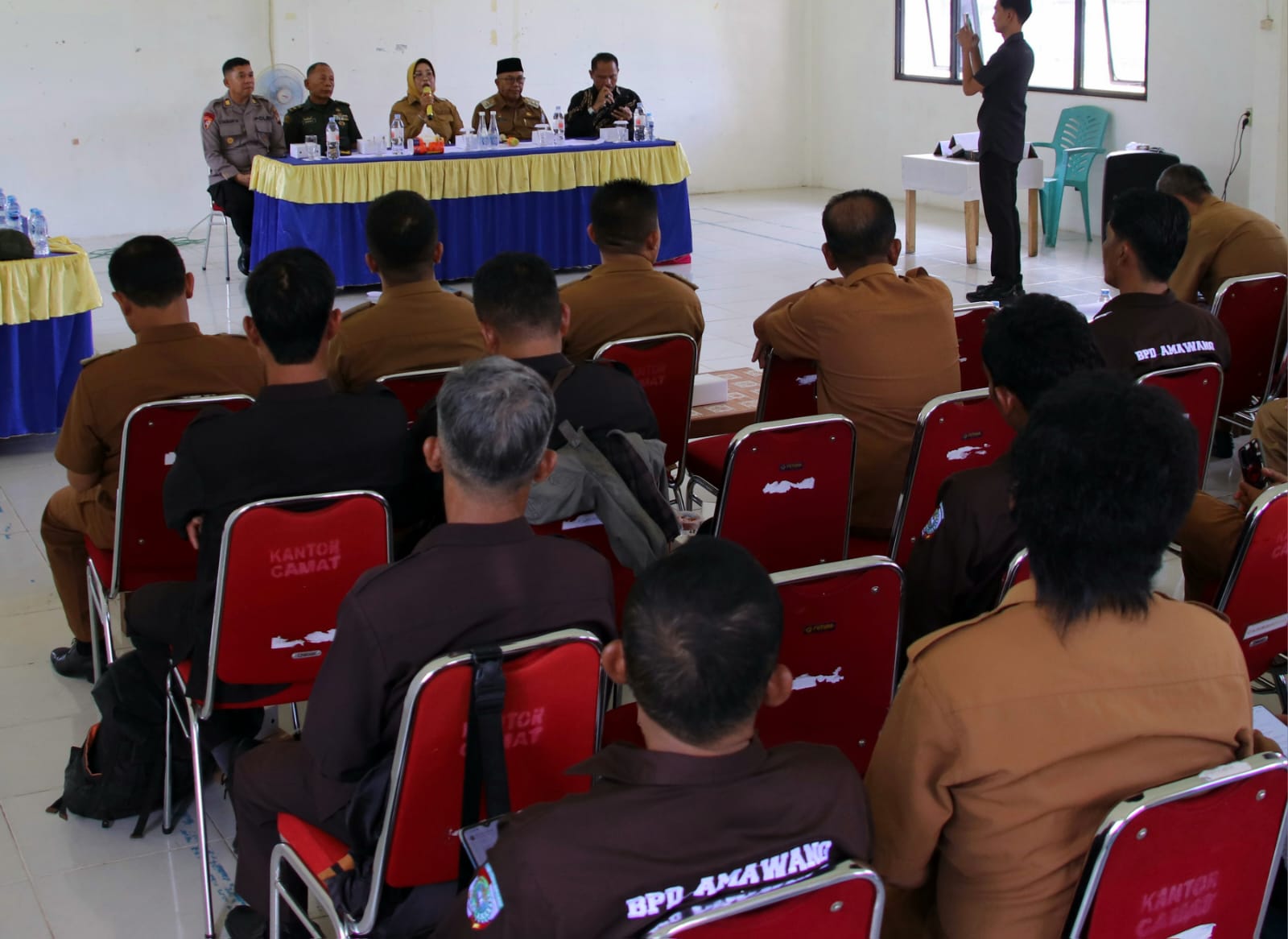 KONFLIK: Bupati dan wakil Bupati Mempawah bersama Forkopimda memimpin mediasi konflik warga dan PT. AHAL.