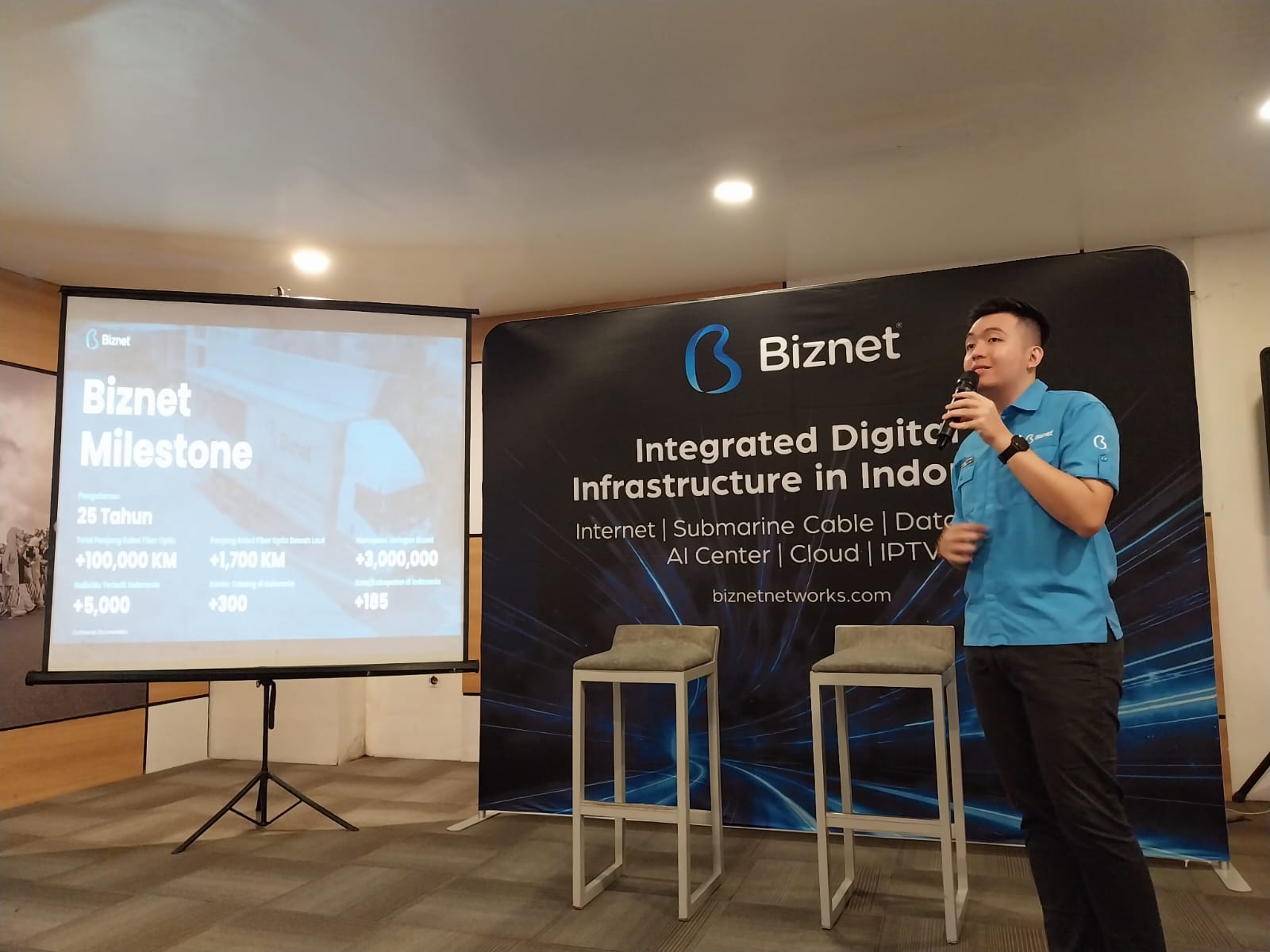 Hansen Putra Fajarai, Asisten Senior Manager West III Biznet saat memaparkan perkembangan Biznet kepada media di Pontianak, Kamis (9/10).