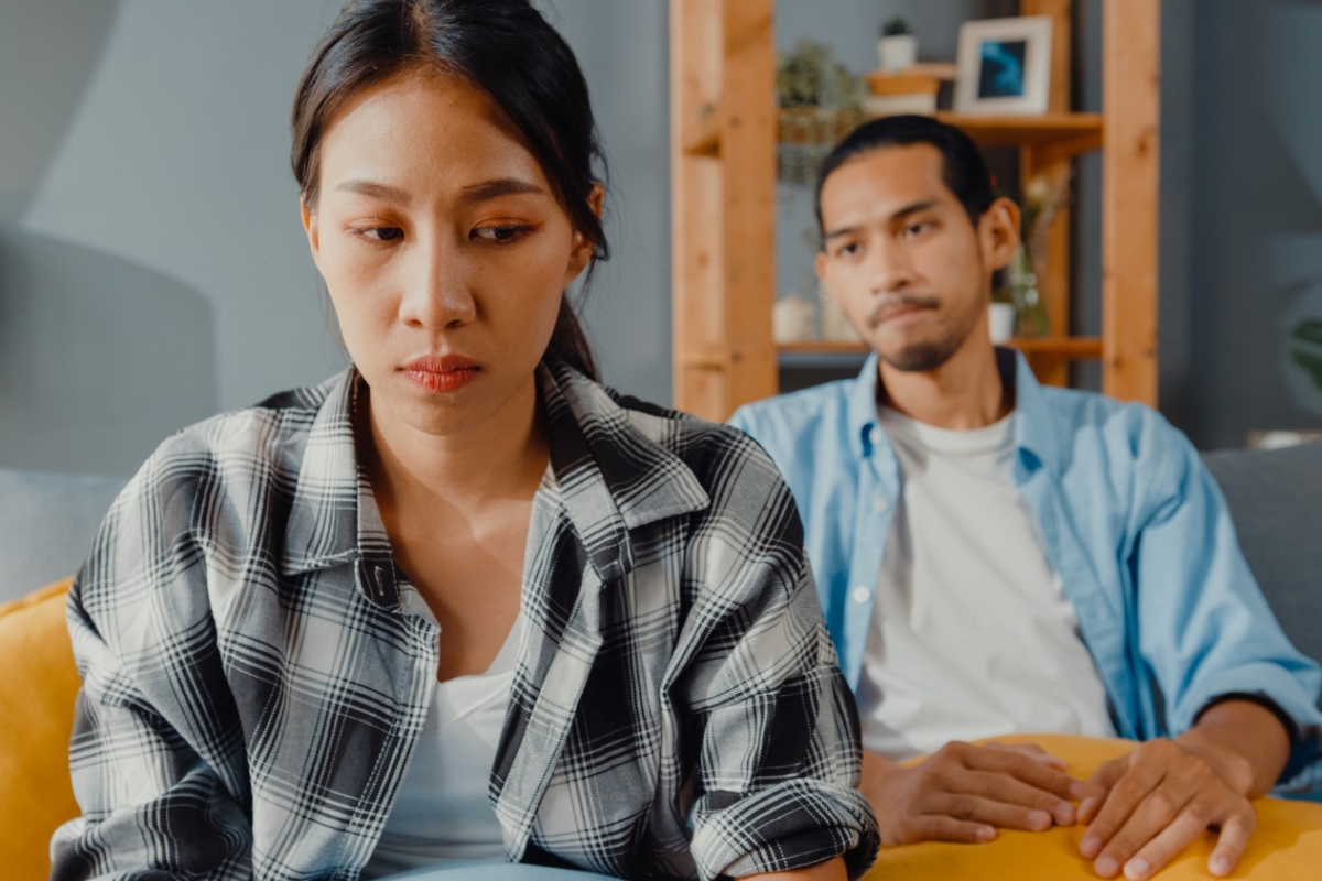 Ilustrasi pasangan yang sedang mengalami silent treatment usai konflik emosional.