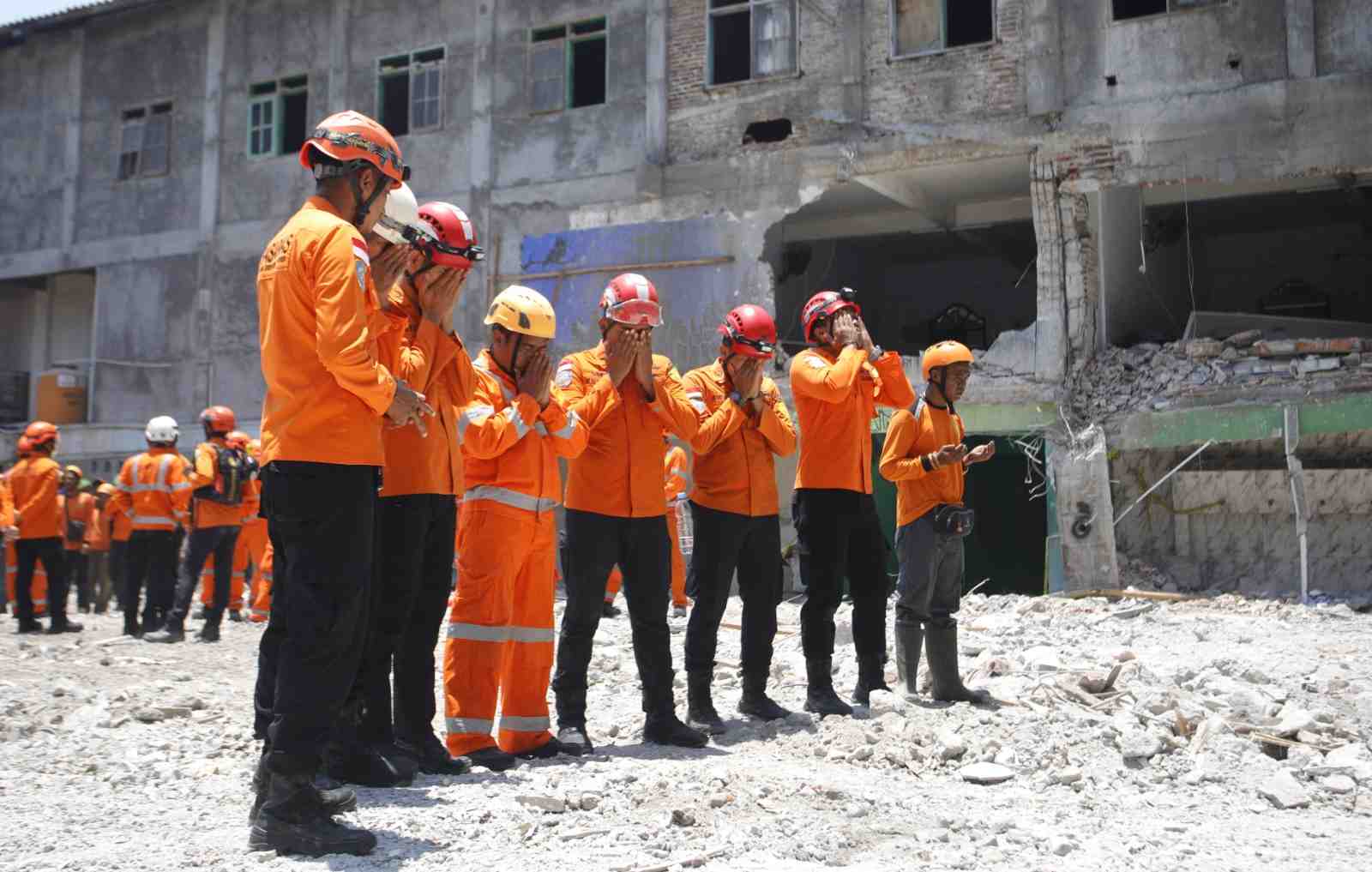 PANJATKAN DOA: Usai semua korban dievakuasi, Tim Basarnas memanjatkan doa bersama untuk para korban bangunan roboh di Ponpes Al-Khonzy, Siadorjo, Selasa (7/10).