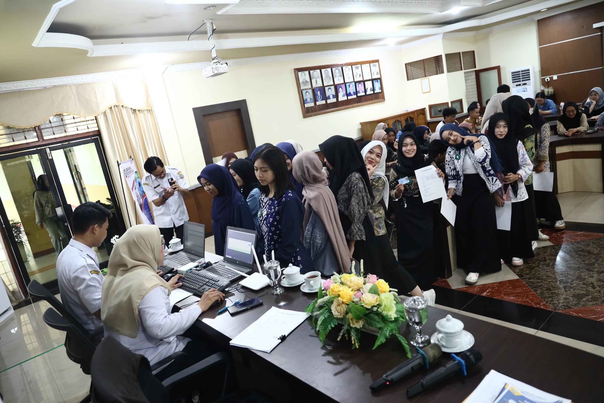 JEMPUT PERMEN: Para mahasiswa luar daerah tengah mengantre untuk mendapatkan Surat Keterangan Penduduk Nonpermanen pada Layanan Jemput Permen di Universitas Tanjungpura.