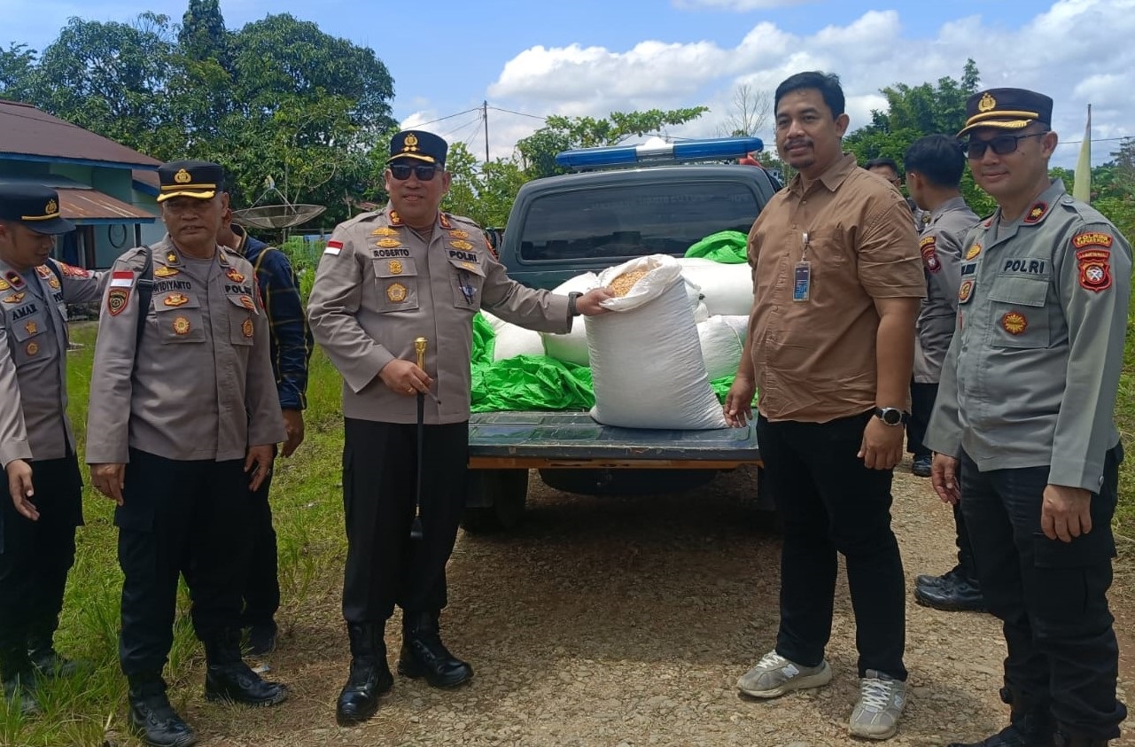 Kapolres Kapuas Hulu AKBP Roberto Uda Aprianto saat menyerahkan jagung panen hasil dari petani binaan Polres Kapuas Hulu kepada Bulog Putussibau.