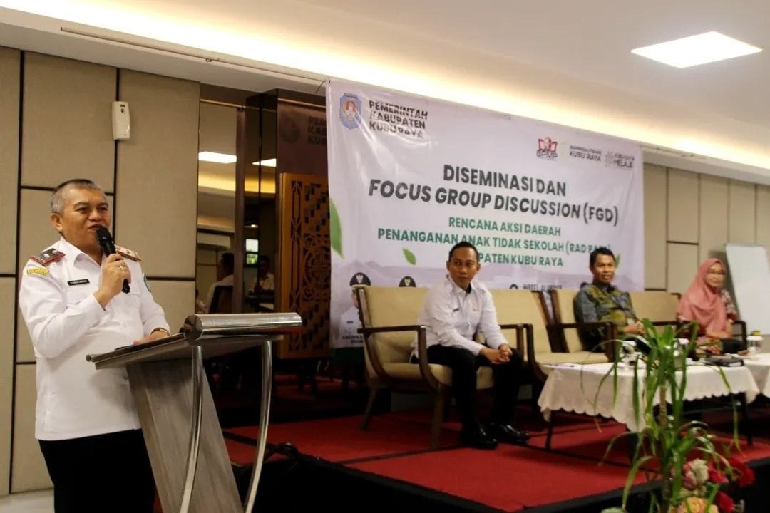 BUKA FGD: Sekretaris Daerah Kubu Raya, Yusran Anizam, membuka kegiatan diseminasi dan FGD penanganan anak tidak sekolah di Hotel Alimoer, Sungai Raya.