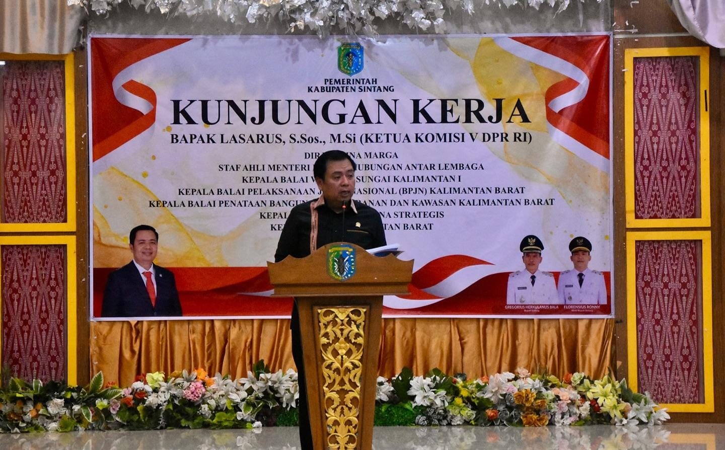 INFRASTUKTUR: Ketua Komisi V DPR RI Lasarus saat kunjungan kerja ke Kabupaten Sintang, sekaligus meninjau infrastruktur jalan di wilayah ini, Selasa (7/10).&nbsp;