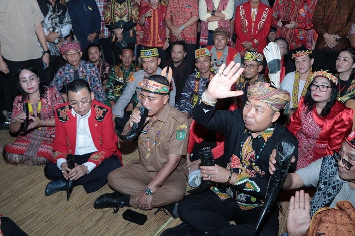 PENTAS BUDAYA: Wakil Gubernur Kalbar Krisantus Kurniawan bersama Anggota DPR RI Cornelis dan Bupati Ketapang Alexander Wilyo saat pembukaan Pentas Seni Budaya Dayak XI Tahun 2025 di Balai Sungai Kedan