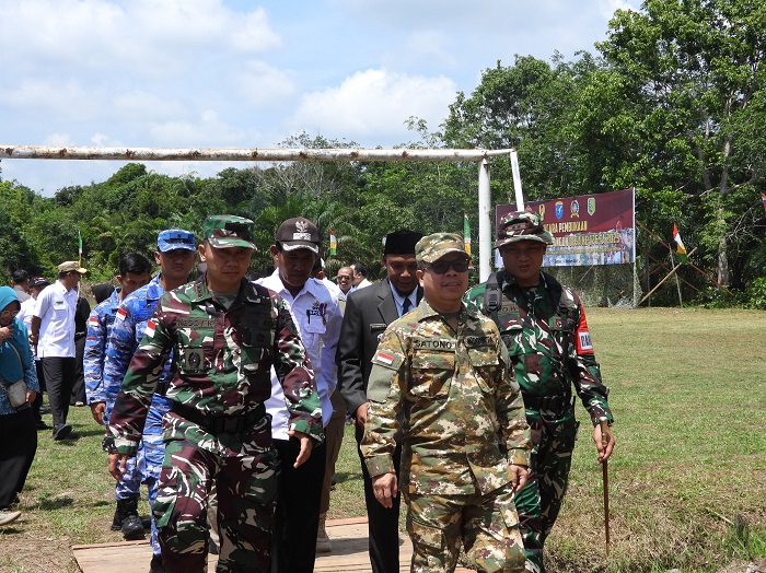 TMMD: Bupati Sambas bersama Kasrem saat hadiri pembukaan TMMD.
