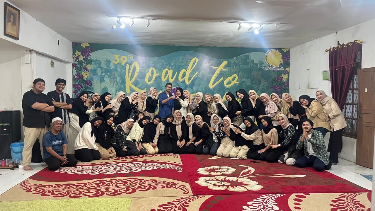 Kebersamaan tim Sanggar Tari Bougenville dalam persiapan menuju Bougenville Festival 2025.