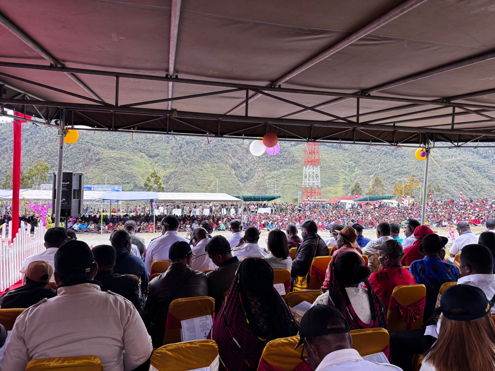 Ribuan warga menghadiri syukuran HUT ke-29 Kabupaten Puncak Jaya di Alun-alun Kota Baru, Distrik Mulia, Rabu (9/10).