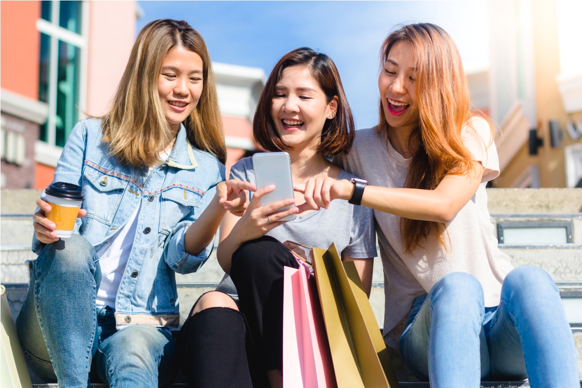 Ilustrasi sekelompok remaja perempuan Gen Z sedang berbelanja dan menikmati waktu bersama, menggambarkan gaya hidup konsumtif dan budaya self reward yang populer di kalangan anak muda.