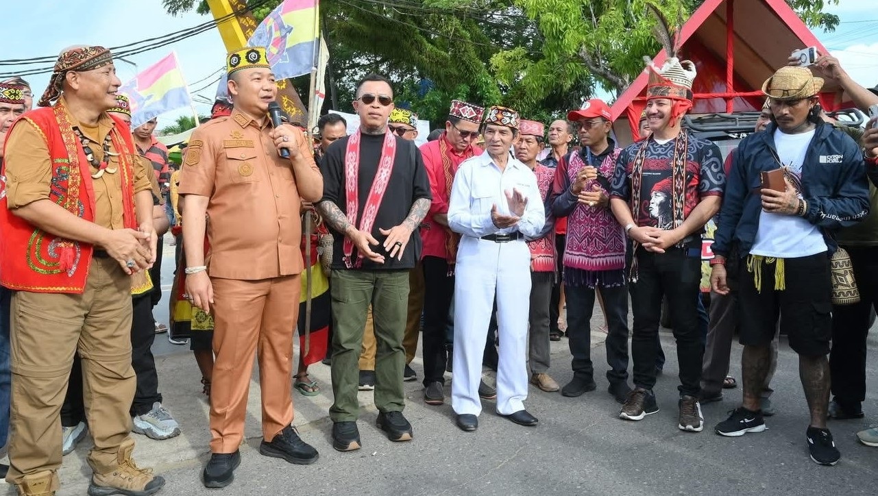&nbsp;PAWAI : Bupati Ketapang, Alexander Wilyo, melepas peserta Pawai Budaya Dayak di halaman Pendopo Bupati, Selasa (7/10) sore.