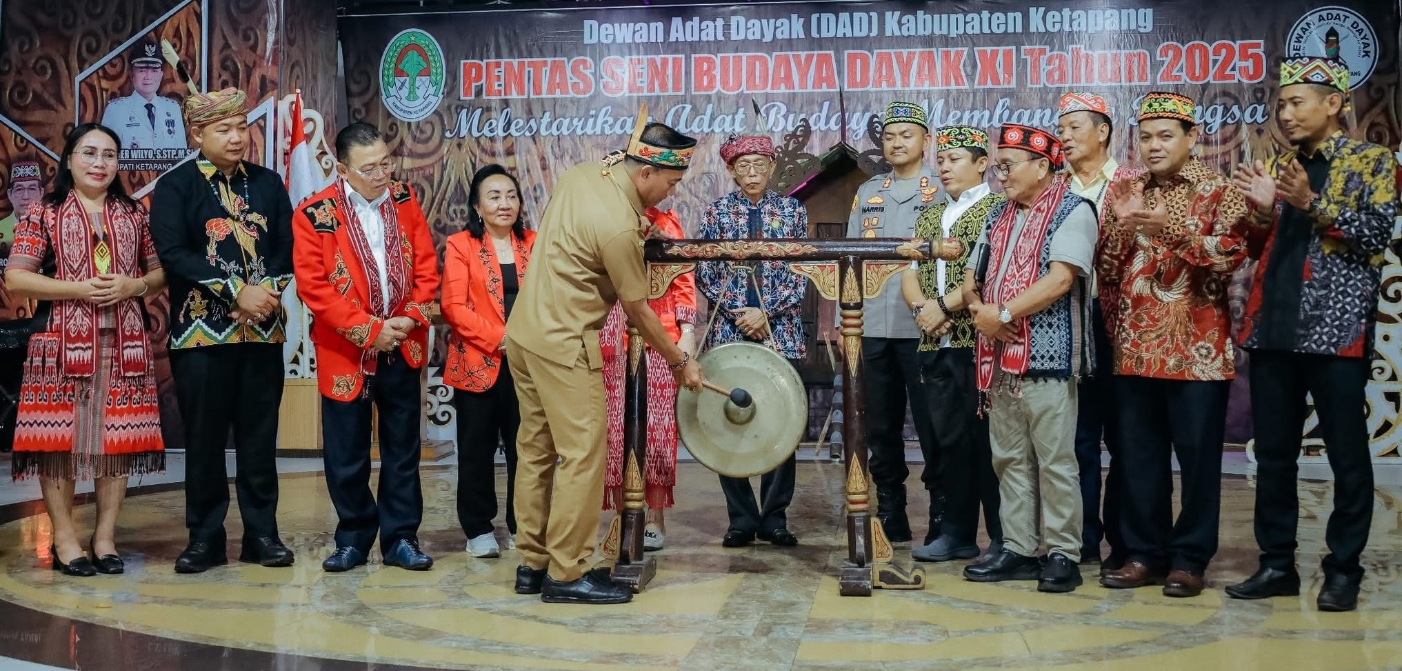 BUKA PSBD : Wagub Kalbar, Krisantus Kurniawan, memukul gong sebagai tanda dimulainya PSBD XI Ketapang, Selasa (7/10) malam.